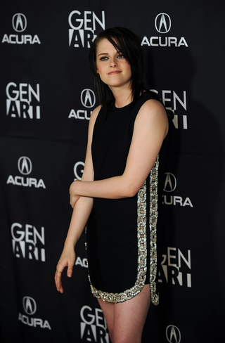 Illustration for article titled Please Stop Giving Kristen Stewart Sh*t About Smiling On The Red Carpet